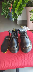 【Offlcial Store】Dr. Martens HOLLY 5cm thick base For Women low top Shoes glossy Rose 5cm Black-1461