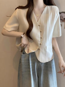 เสื้อเชิ้ตคอวีแขนสั้นผู้หญิงฤดูร้อน 2025 ใหม่ เสื้อคลุมกันหนาวสไตล์สั้น ทรงเข้ารูป เสื้อเชิ้ตผู้หญิงสุดเก๋ แขนสั้น คอวี