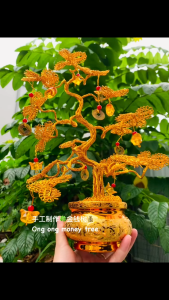 #moneytree金铝丝手工精细制作🍀金钱树💰#moneytree 以四叶草🍀设计的一株株叶片🍃代表着幸运、运气🍀 摆动的挂饰“黄琉璃元宝”+古币铜钱” 代表钱运亨通💰 盆外左右分别“招财进宝”+“金玉满堂”吉言事事顺心🧧 🆓free wood base 附送实木底座  Tree height树高: 35cm  width宽: 10cm   Heightwbase: 39cm  base width底座宽: 14cm   Weight重: 0.55kg  📍Johor Bahru 区可
