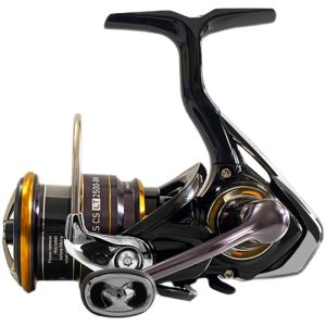 Daiwa | Cần Câu Máy Kim Loại Dạng Cạn Miệng Nghiêng Dùng cho Cả Câu Cá Nước Ngọt và Nước Mặn