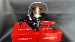 Máy Câu Cá Deukio QM Mẫu Mới 2023  Máy Câu Đứng Kim Loại Cao Cấp Đủ Size 2000/3000/4000/5000/6000/7000 - Đồ Câu Shiwa