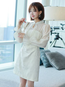 MIUCO | Đầm Cheongsam Cổ Tròn Viền Thêu Đính Đá Cổ Áo Măng Đào Tay Loe In Hoa Nếp Li Accentuating