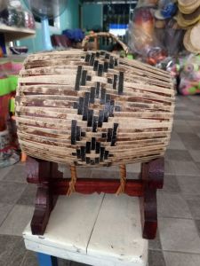 กลองตะโพนขนาดกลาง หน้ากว้าง19ซม.ยาว26ซม.สูง35ซม.ตีเสียงดังกังวาน ฝีมือประณีต ไม้กลึงแท้ทั้งท่อน หนังผิววัวแท้ งานคุณภาพดีจาก บ้านทำกลองพัชรินทร์ กลองคุณภาพโอทอปจ.อ่างทอง