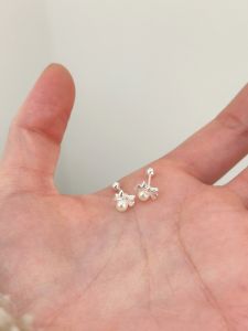 ต่างหูไข่มุกผูกโบว์ผีเสื้อเงิน S925 สำหรับผู้หญิง ต่างหูแบบฝังกระดูก ต่างหูรูปหู ต่างหูแบบใหม่ ต่างหูแฟชั่น