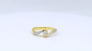 Happy Jewelry แหวนชู บ่าข้าง ก้านบิด พริ้วๆ สวยๆ เม็ดยอด 20 ตัง สวยหวาน ทองแท้ 9k 37.5% เพชรเกสร ME938