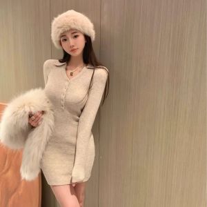 ชุดเดรสยาวคลุมเข่าแขนยาวถักสีแดงสำหรับผู้หญิงในช่วงฤดูใบไม้ร่วงและฤดูหนาว เดรสทรงเข้ารูปเอวสูง กระโปรงสั้น คอวี ปกติ