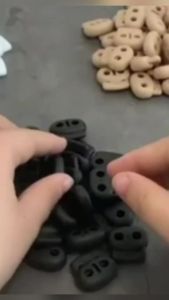 R.E. สต๊อปเปอร์ ตัวล๊อคเชือก ตัวล็อคสาย อุปกรณ์เสื้อผ้า วัสดุพลาสติก สีดำ rope stopper