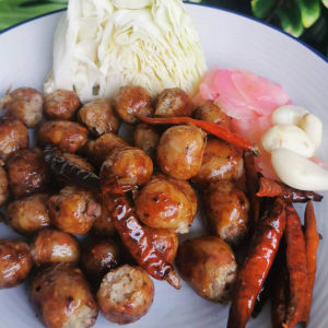 ไส้กรอกอีสาน (หมูล้วน) และ สูตร (คีโตเจนิค) ขนาดพอดีคำปรับปรุงจากสูตรดั้งเดิมให้มีรสชาติที่เข้าถึงได้กับทุกเพศทุกวัย