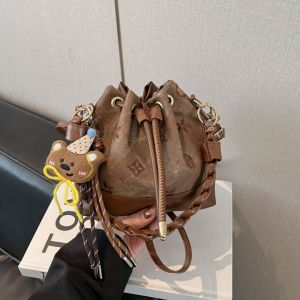 clu Fashionable Embroidered Pattern Bucket Handbag For Women Large Capacity Commuting Crossbody Bag ulc