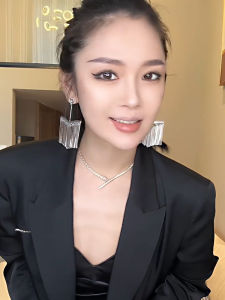 European and American Fashion Cool Accessible Luxury Swing Tassel Eardrops Show Face Small Earrings Female Niche Style Exaggerated Classy Stylish Tide