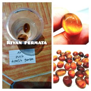 Batu getah katilayu kristal mengapung di air garam