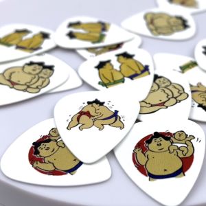 ปิ๊กกีตาร์ Celluloid ลายซูโม่ ขนาด 0.71 มม. แพ็ค 4 ชิ้น ทรงมาตรฐาน คุณภาพดี