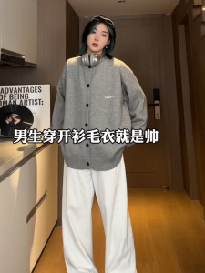 เสื้อคาร์ดิแกนคอวีหลวมๆ สไตล์อเมริกันย้อนยุคสำหรับผู้ชาย เสื้อสเวตเตอร์ถักแฟชั่นฤดูใบไม้ร่วง สีพื้น แขนยาว ปกติ