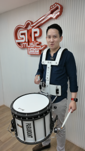 กลองสแนร์มาร์ชชิ่ง Paramount JBMPZ-1412 14 นิ้ว 12 หลัก ขอบบน 2 ชั้น Marching Snare Drum ระดับ Professional ด้านล่างสายสแนร์เป็นแบบเอ็นให้เสียงพุ่งไกล แถมชุดอาร์มสะพาย ไม้ตีกลอง กุญแจกลอง