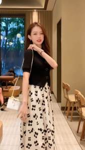 ชุดสองชิ้นฤดูร้อนปี 2025 เสื้อแขนสั้นลายดอกไม้พร้อมกระดุมและกระโปรงสั้นพิมพ์ลาย ชุดแฟชั่นสำหรับผู้หญิง