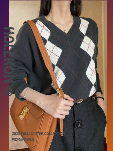 เสื้อสเวตเตอร์คอวีหลวมๆ สไตล์วิทยาลัยสไตล์ย้อนยุคสำหรับผู้หญิง แฟชั่นฤดูใบไม้ร่วง 2023 โพลีเอสเตอร์ ปกติ แขนยาว ปกติ