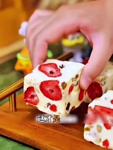 Bánh Mousse Kẹo Dây Dâu Tây và Việt Quất