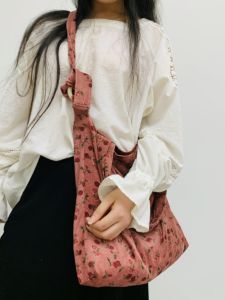 กระเป๋าผ้าใบลายดอกกุหลาบย้อนยุค ความจุขนาดใหญ่ สะพายข้างแบบลำลองสำหรับนักเรียน กระเป๋าเดินทางผู้หญิง กระเป๋าผ้าใบสไตล์วินเทจ