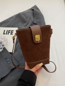 กระเป๋าสะพายข้างทรงถังสไตล์ย้อนยุคแบบลำลองสำหรับผู้หญิง กระเป๋าสะพายข้างหนัง PU สีพื้นขนาดเล็ก กระเป๋าสะพายข้างแบบสะพายข้างแบบลำลอง