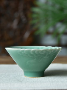 Chinese Style Ceramic Gongfu Tea Set Owner Cup Lingyun Pattern Blue Glaze Lid Bowl Zen Style Green Porcelain Cup for Tea Ceremony