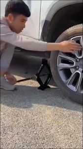 Bộ Kích Nâng Gầm Chữ A Loại 2 Tấn Kèm Cờ Lê Thông Minh Trợ Lực Quay Nâng Hạ Kích Chất Liệu Thép Cán Nguội Thay Lốp Cho Ô Tô Xe Hơi