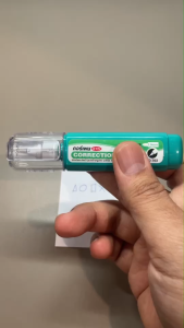 ปากกาลบคำผิด ลิควิด คอร์เพน No.703 ด้ามแบนสีเขียวเงินฝาใสแห้งไว ไร้สารเคมีอันตราย