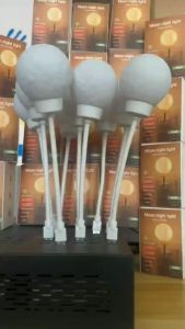 โคมไฟอัจฉริยะ รูปดวงจันทร์ พร้อมปลั๊ก USB 3 สี สําหรับหอพัก ดีไซน์น่ารักมาก ทันสมัย ระบบสั่งการด้วยเสียงภาษาอังกฤษ