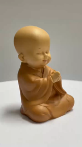 DEK BETONG ตุ๊กตาเณรน้อย ตุ๊กตาเรซิ่น เป็นตุ๊กตาน่ารัก ๆ ใว้สำหรับตกแต่งตั้งโชว์ในบ้าน ตั้งโชว์ตู้โชว์ ตั้งโชว์ห้องนั่งเล่น ส่งตรงจากไทย