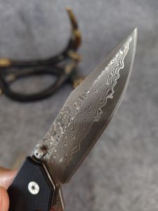 มีดพับอเนกประสงค์ เหล็ก ดามัสกัส67ชั้นแกนกลางVG10ความแข็ง 59-60 HRCด้ามจับ G10 มีให้เลือก2แบบ