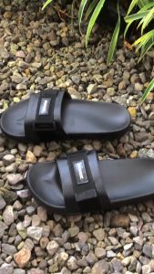 Ruuf 0409 Sandal Slide Hitam: Desain Modern untuk Acara Santai
