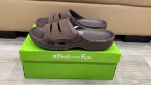 Dép quai ngang crocs chuẩn xịn chống hôi chân nhựa tế bào êm mềm đúc liền khối siêu bền đi mưa lội nước đi biển Crocs  Yukon mesa cho nam màu nâu - Lazada