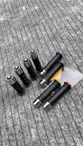 PAKET HANDGRIP SISIK MODEL LIS WARNA ABU BIRU MERAH KUNING UNIVERSAL HANDFAT HANFAT SEPASANG HAND GRIP MOSCOW LIST SISIK ITALY B2048 SARUNG GAS KARET SOFT B2048 + BANDUL STANG MOTOR JALU STANG PCX ORIGINAL STAINLESS IMPORT CHROME BESAR SCOOPY FINO STYLO