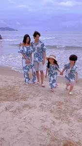 <906> ชุดแม่ลูก 2024 ชุดเดรสฤดูร้อนใหม่กระโปรงชายหาดวันหยุดริมทะเลครอบครัวสามคนสไตล์ตะวันตกระดับไฮเอนด์