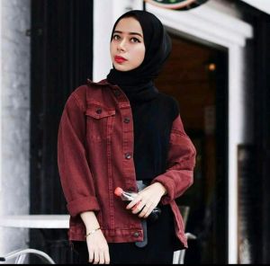 Jaket Jeans Wanita Merah Marun - Fit Lengan Panjang - Cocok untuk Aktivitas Santai di Luar Ruangan