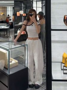 เสื้อยืดแขนสั้นสีขาวเปิดไหล่สำหรับผู้หญิงในช่วงฤดูร้อนปี 2024 ดีไซน์เก๋ไก๋ เสื้อชั้นในแบบอเนกประสงค์ หวานและเผ็ดร้อน