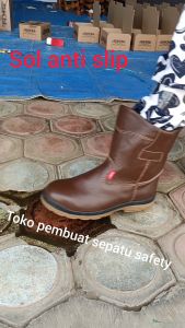 Sepatu Safety Boot Kult Sapi Asli  KTerlaris Alas Besi Tahan Tusukan Sol Karet Terbaik Berkualitas Ujung Besi Keselamatan Kerja Proyek Pabrik Batu Bara TAmbang Kelapa Sawit Sepatu Touring Pln  Sepatu Kerja Pria Wanita