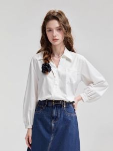 เสื้อเชิ้ตคอวีสีขาวหลวมๆ สำหรับผู้หญิง ฤดูใบไม้ร่วง 2024 เสื้อเชิ้ตคอกลมแขนยาวทรงหลวมสบายๆ สไตล์ใหม่