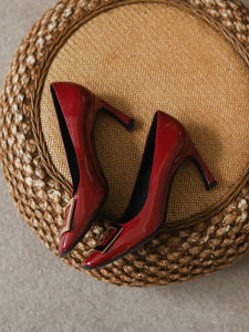 Banana Heel ทันสมัย รองเท้าส้นสูง ผู้หญิง รองเท้า 2023 รองเท้าแต่งงานสไตล์ใหม่สีไวน์แดงเหมาะสําหรับงานปาร์ตี้และสวมใส่ทุกวัน