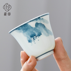Hand-Painted Small Ceramic Tea Cup Chinese Style Blue And White Porcelain Gongfu Tea Set Mud Stamp White Porcelain Owner Cup