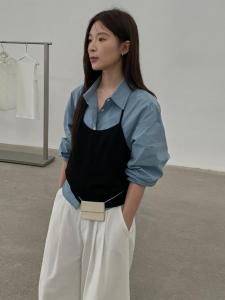 เสื้อสายเดี่ยวคอวีแขนกุดสีพื้นสำหรับผู้หญิง ทรงเข้ารูป เสื้อเชิ้ตชั้นในแบบมีแถบผูก เสื้อเชิ้ตชั้นในสไตล์เกาหลี