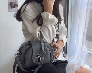 TERBARU - Tas Selempang Wanita Simpel Bahan KULIT PU Import - Tas Slingbag Wanita Viral 2023 Muat Hp Tali Bisa di Sesuaikan - Terdapat 2 Ruang- Bisa COD