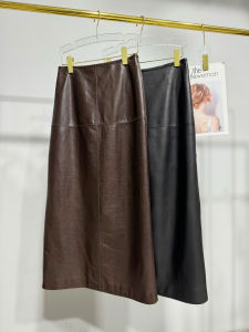 กระโปรงหนังยาวทรงเอ ด้านนอกทำจากหนังแพะแท้ ผ่าข้าง ปิดด้วยซิป ทรงเอ เอวสูง ความยาวปานกลาง ฤดูใบไม้ผลิ 2024