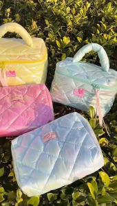 Chaichaishop🌼พร้อมส่ง♡ 𝗣𝗶𝘅𝗶𝗲🧚🏻♀️💖 กระเป๋าเครื่องสำอาง สวยมาก สีเมทาลิค✨ ใบใหญ่ จุได้เยอะ ที่จับนุ่มไม่บาดมือ มีให้เลือก 4 สี