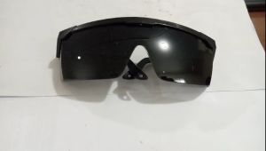 Kacamata Las Safety Hitam Gelap: Perlindungan Mata yang Tepat