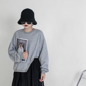 เสื้อสเวตเตอร์คอกลมแขนยาวทรงหลวมสไตล์เกาหลีสำหรับผู้หญิง ฤดูใบไม้ร่วง 2025 ทรงสั้น ไม่สมมาตร ดีไซน์เรียบง่าย แฟชั่นสตรีท