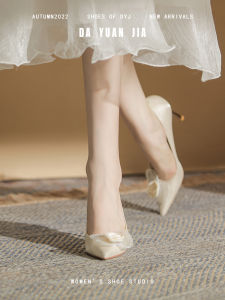 รองเท้าแต่งงานแบบฝรั่งเศส สีขาว รองเท้าส้นสูงดอกไม้สบายแม่บ้านเจ้าสาว เดรส รองเท้า เรียบหรู รองเท้าเดี่ยวปลายแหลมคมสีบริสุทธิ์