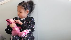 ตู้ตุ๊กตา จำลอง ตู้ตุ๊กตานอนหลับ โค้ด 42 ซม กระเป๋า เคลื่อนที่ สำหรับการเผยหน้า