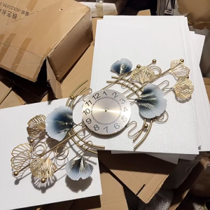 นาฬิกาแขวนผนังนาฬิกาแสงหรูหราทันสมัยตกแต่งบ้านแฟชั่นเรียบง่าย Xuanguan นาฬิกาแขวนผนังนาฬิกาแขวนผนังห้องนั่งเล่น