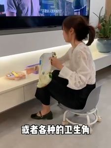 QUANU Eames Stool Chair With Universal Wheels Swivel Low Stool Rotating Roller Chair With Sofa Cushion Moving Stool With Pulley Creative Toddler Stool Household Cleaning Stool 小凳子/小椅子/矮凳