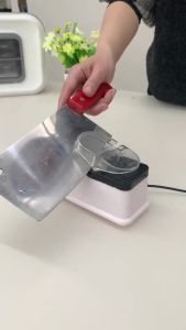 ลับมืดได้อย่างง่ายดาย เครื่องลับมีดไฟฟ้า ลับมีดใน 5 วิ ที่ลับมีดไฟฟ้า ฟรีเจียรคอรันดัมขาว 3แผ่น แท่นลับมีด ที่ลับมีดคมๆ อุปกรณ์ลับมีด มีดหั่น มีดตัดกระดูก มีดทำครัว มีดผลไม้ มีดแบนอื่น ลับคมได้หมด ให้มีดของคุณตัดเหล็กเหมือนดินเหนียว knife sharpener